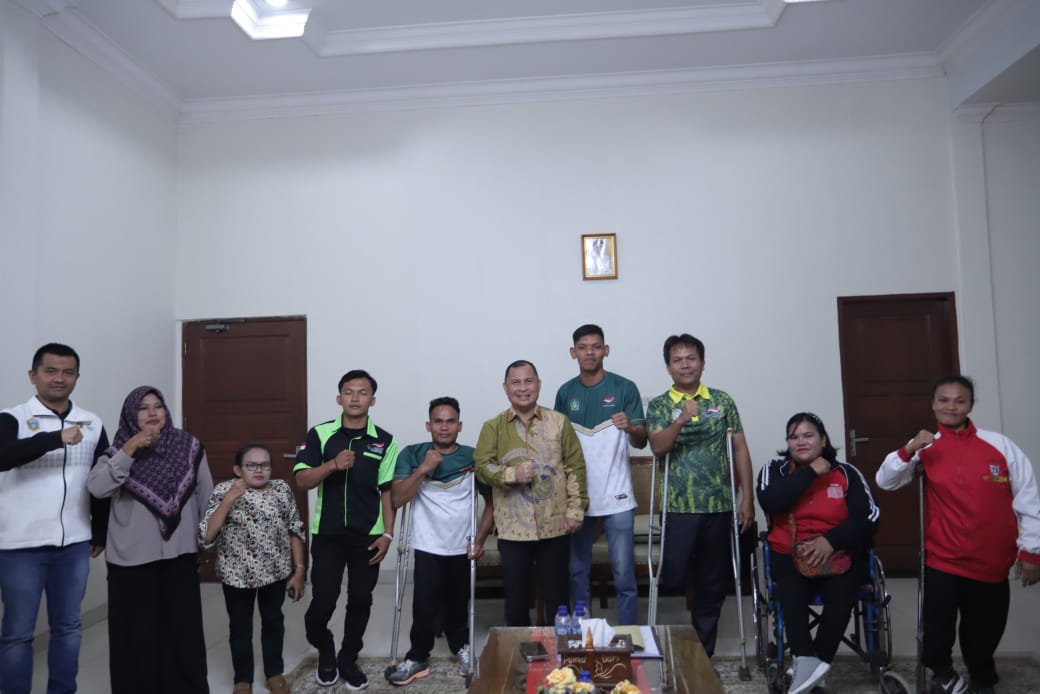 Pj Bupati Dairi Berangkatkan 2 Atlet Paralimpiade Ikuti Peparnas di Solo. (foto/ist)
