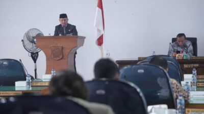 Pj Bupati Dairi Surung Charles Bantjin. saat menyampaikan nota jawaban. (foto/ist)