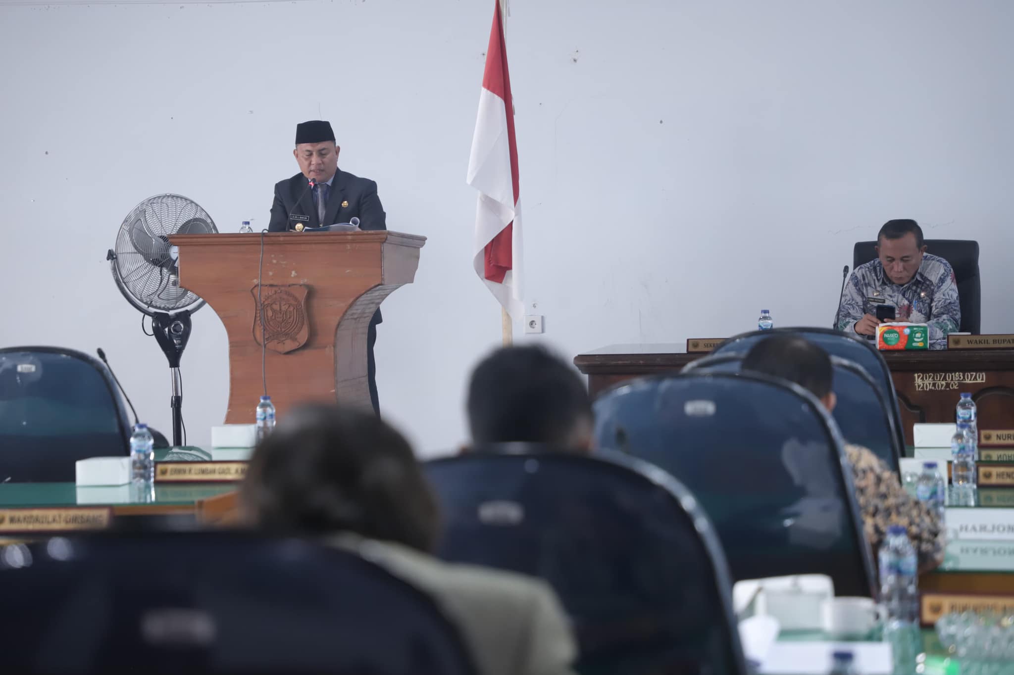 Pj Bupati Dairi Surung Charles Bantjin. saat menyampaikan nota jawaban. (foto/ist)