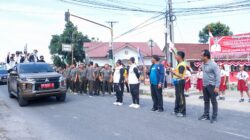 Pj Sekda Jonny Hutasoit (ke 5 dari kiri) saat menyambut kirab api PON di Simpang Salak-Dairi,Minggu (1/9/2024). (foto/ist)