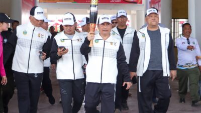 Pj Bupati Dairi, Charles Bantjin saat menerima Api PON di Stadion Sidikalang, Minggu 1 September 2024. (foto/ist)
