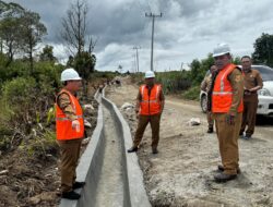 Pastikan Selesai Sebelum Akhir Tahun, Pj Bupati Charles Bantjin Tinjau Proses Pekerjaan Jalan Hotmix di Parbuluan
