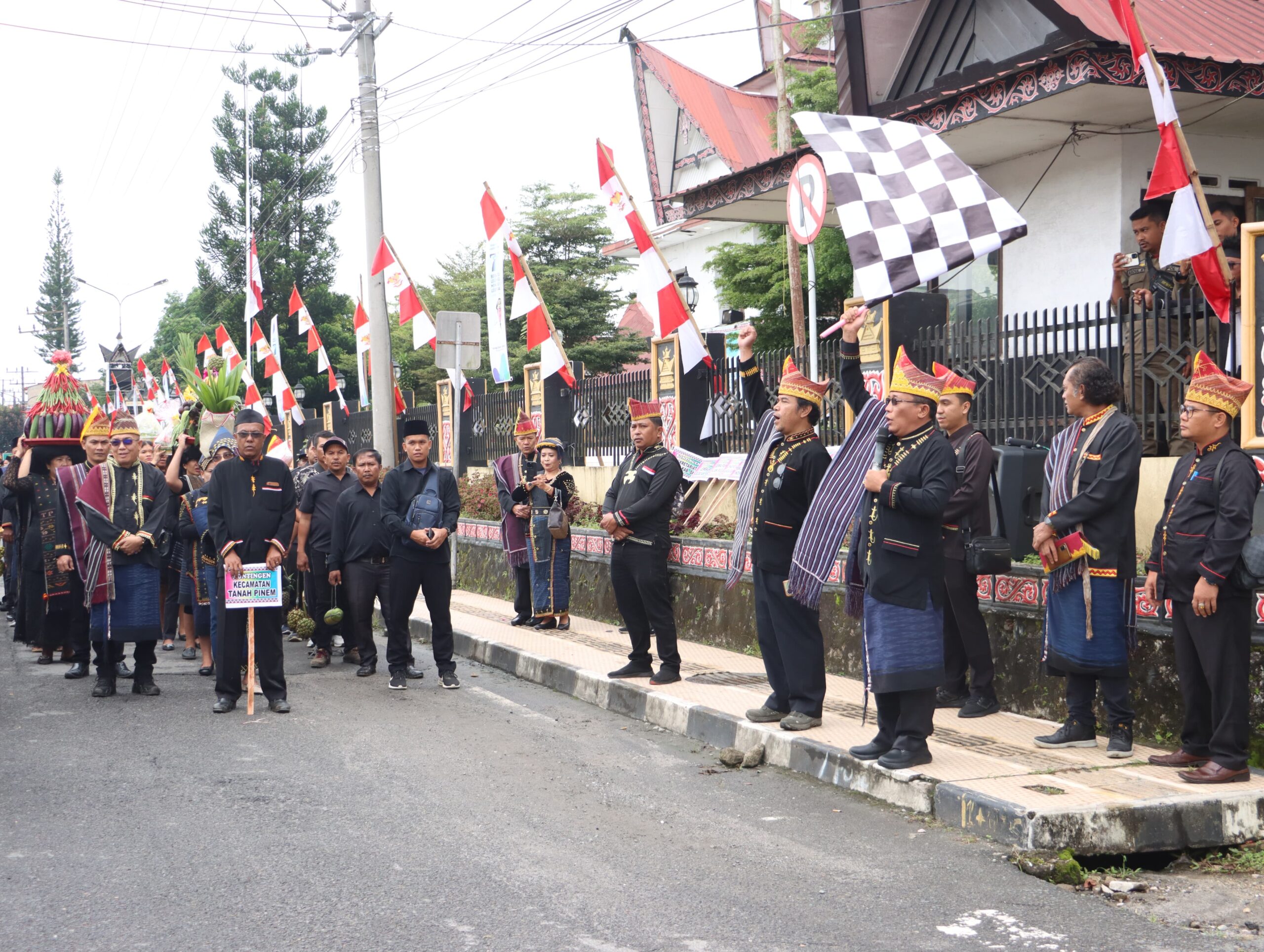 Pelepasan kontingen Pawai pada Pesta Njuah - Njuah dari depan Kantor Bupati Dairi.(ist)