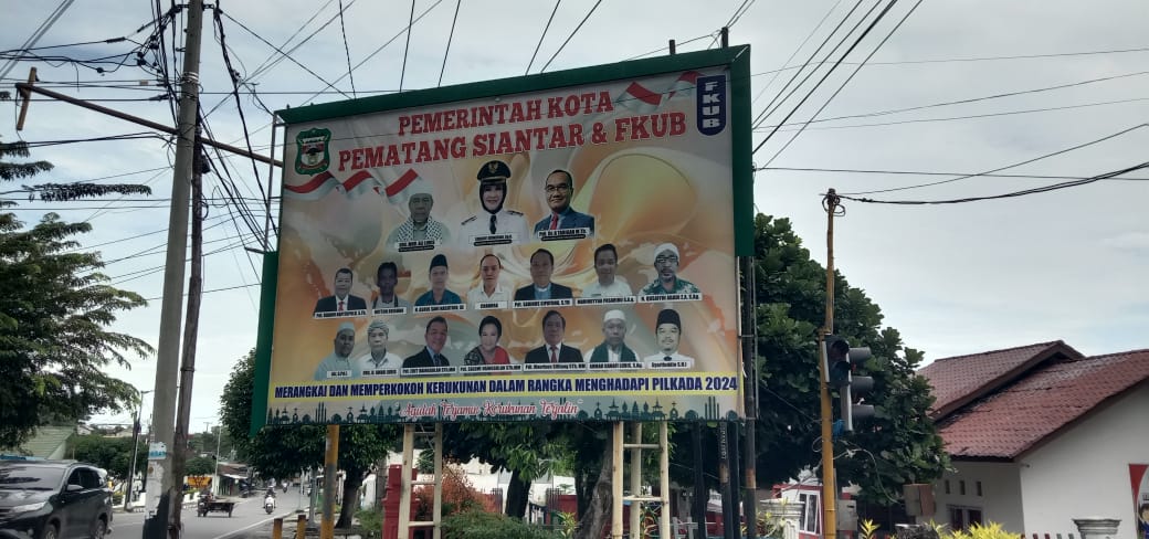 Baliho berisikan foto Susanti Dewayani.(Foto/Hegi)