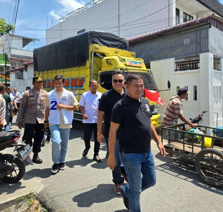 Marolop sedang mengkawal Mangatas Silalahi calon walikota Siantar.(Foto/Hegi)