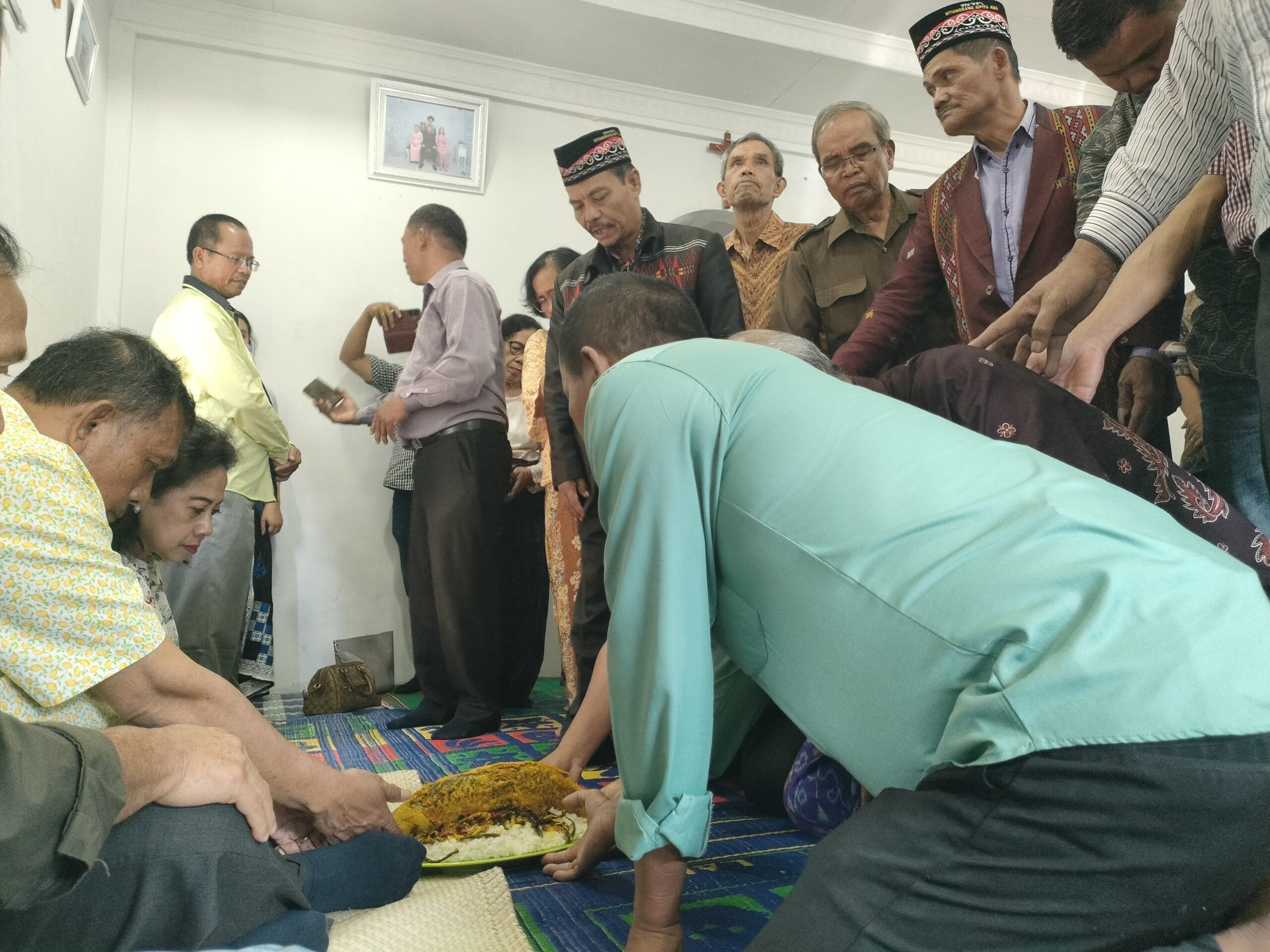 Marga Situmorang memberi dekke nya niarsik kepada Vickner Sinaga.(Foto/Iwan)