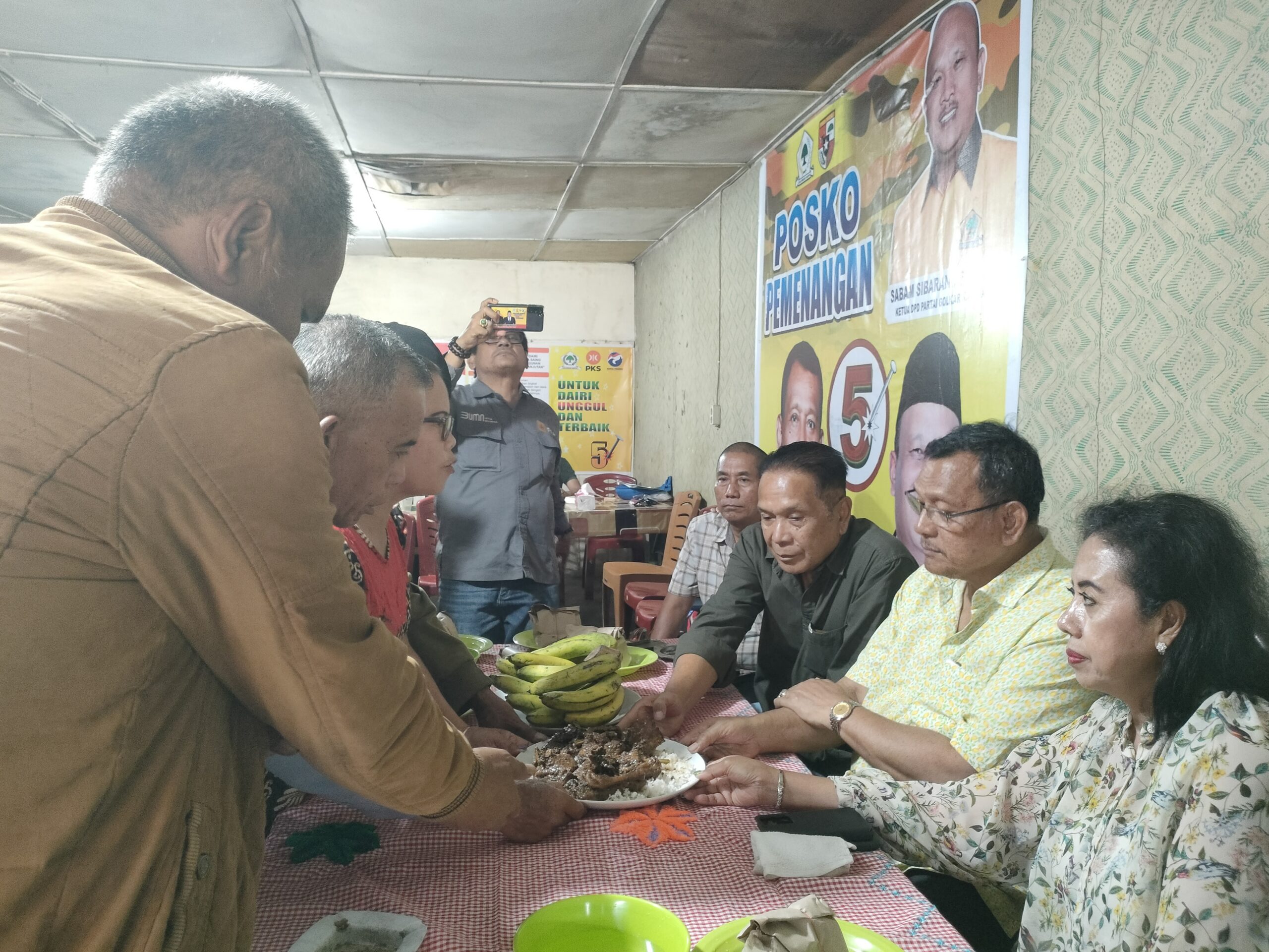 Calon bupati Dairi Vickner Sinaga di berimakanan manuk naniatur.(Foto/Iwan)