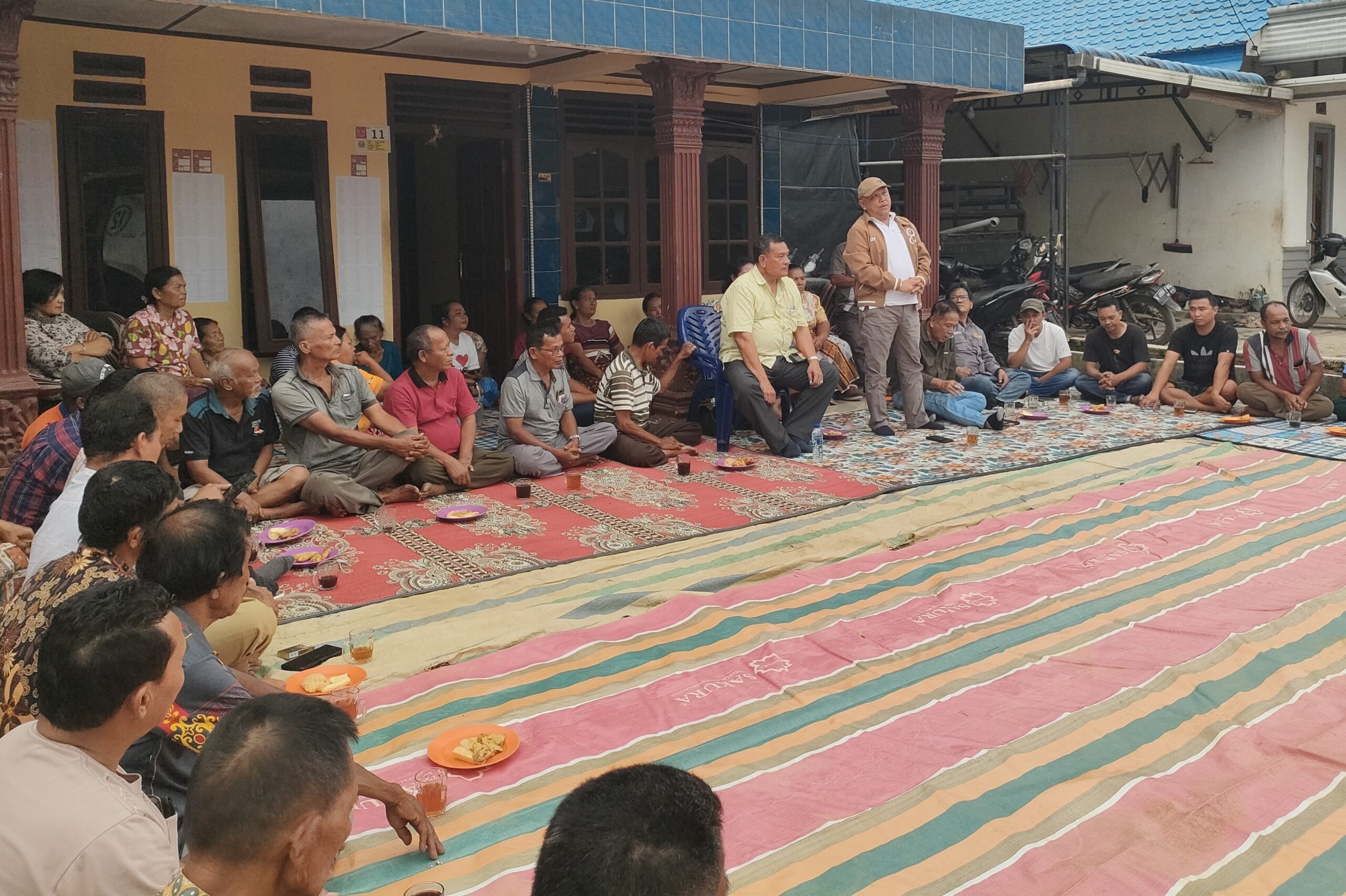 Pertemuan Vickner Sinaga dengan Toga Sinaga dan Masyarakat Desa Lau Mil Tigalingga.(Foto/Iwan)