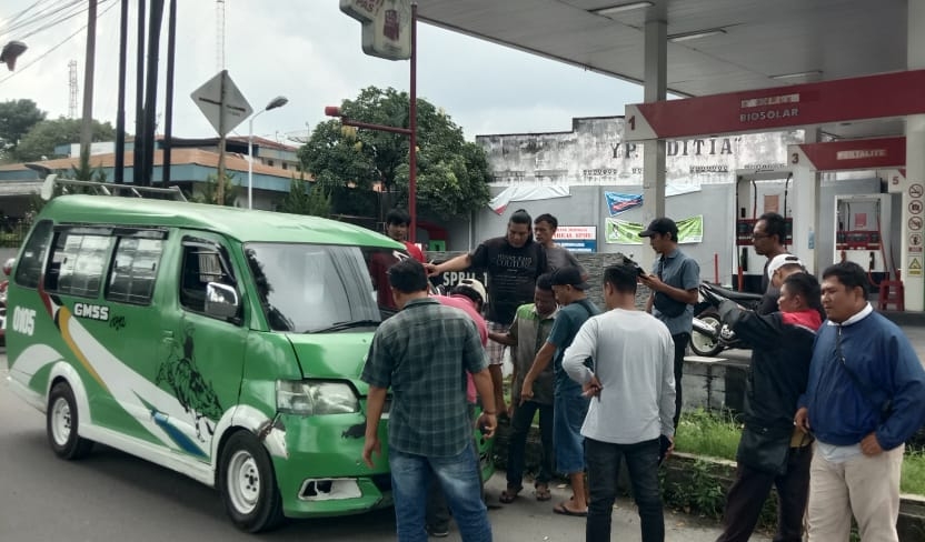 Kenderaan datangi SPBU Sambo yang alami kerusakan usai mengisi BBM.(Foto/Hegi)