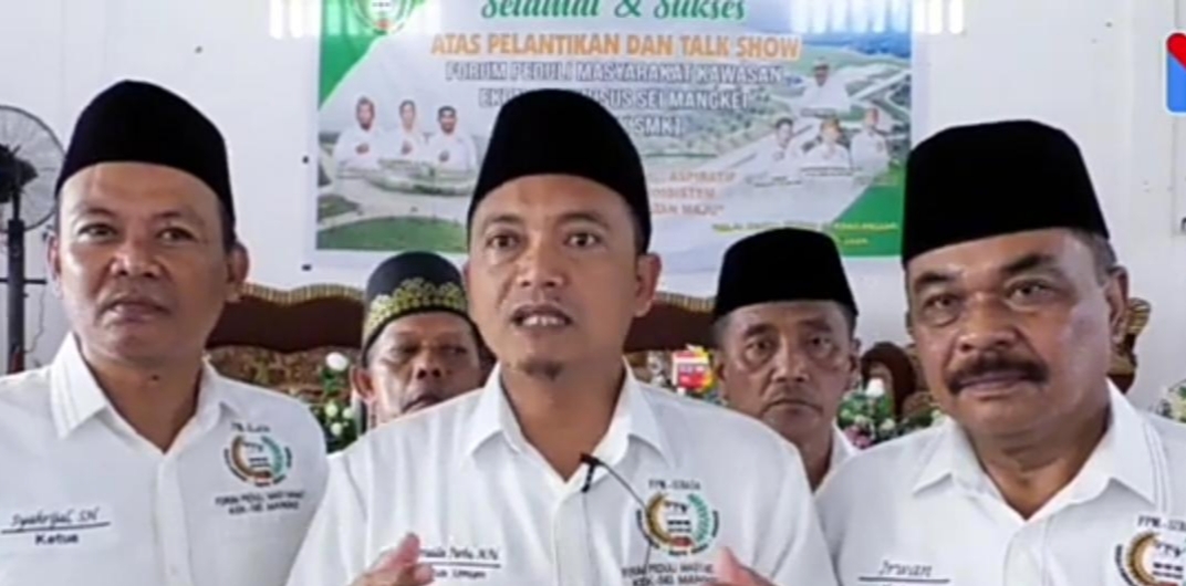 Ketua Safruddin Purba (Tengah) beserta pengurus FPM KEK Sei Mangkei, kabupaten Simalungun.(Foto/Hegi)