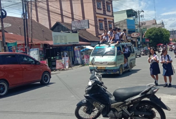 Angkutan Umum di Seputaran Kota Pematang Siantar menaikkan penumpang di atas atap.(Foto/Hegi)