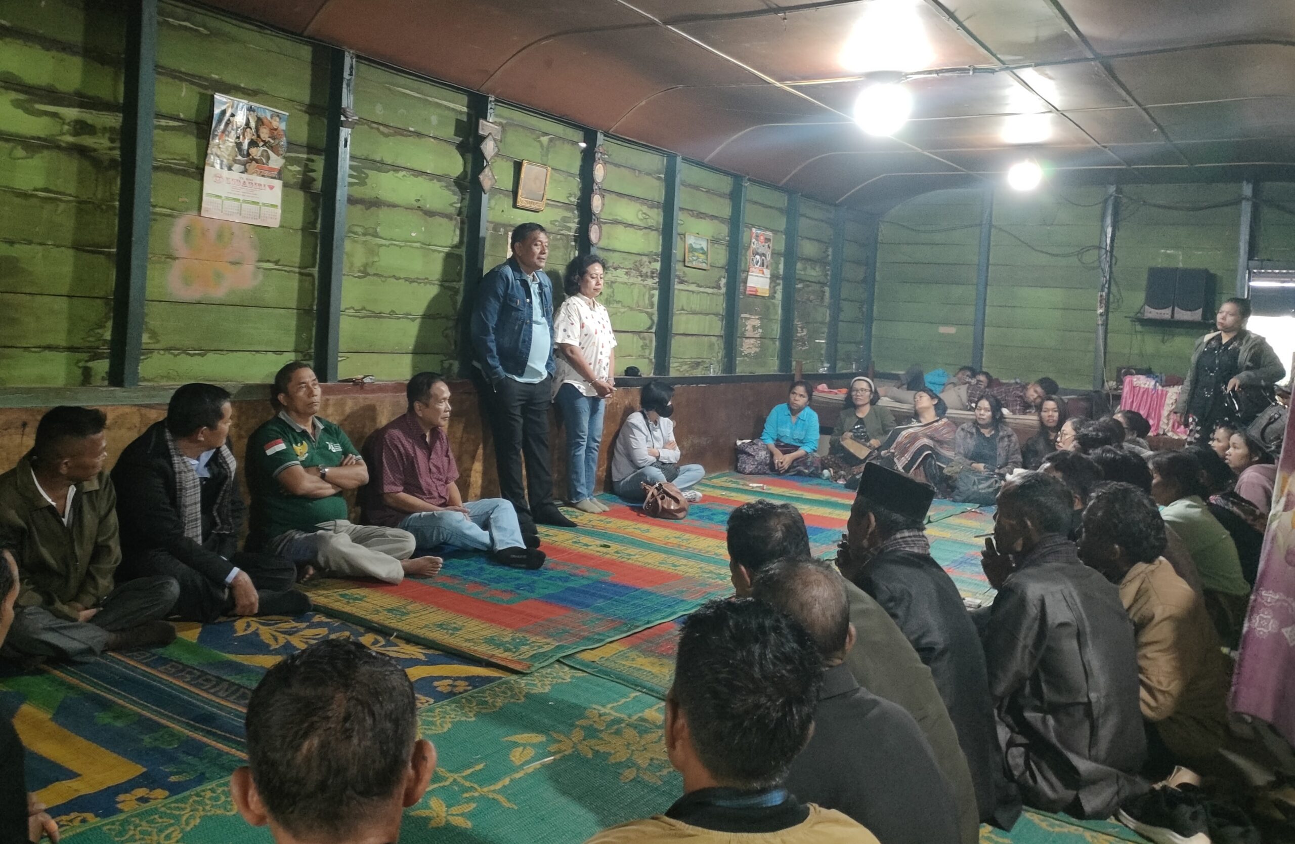 Vickner Sinaga saat melayat kerumah duka.(Foto/Iwan)