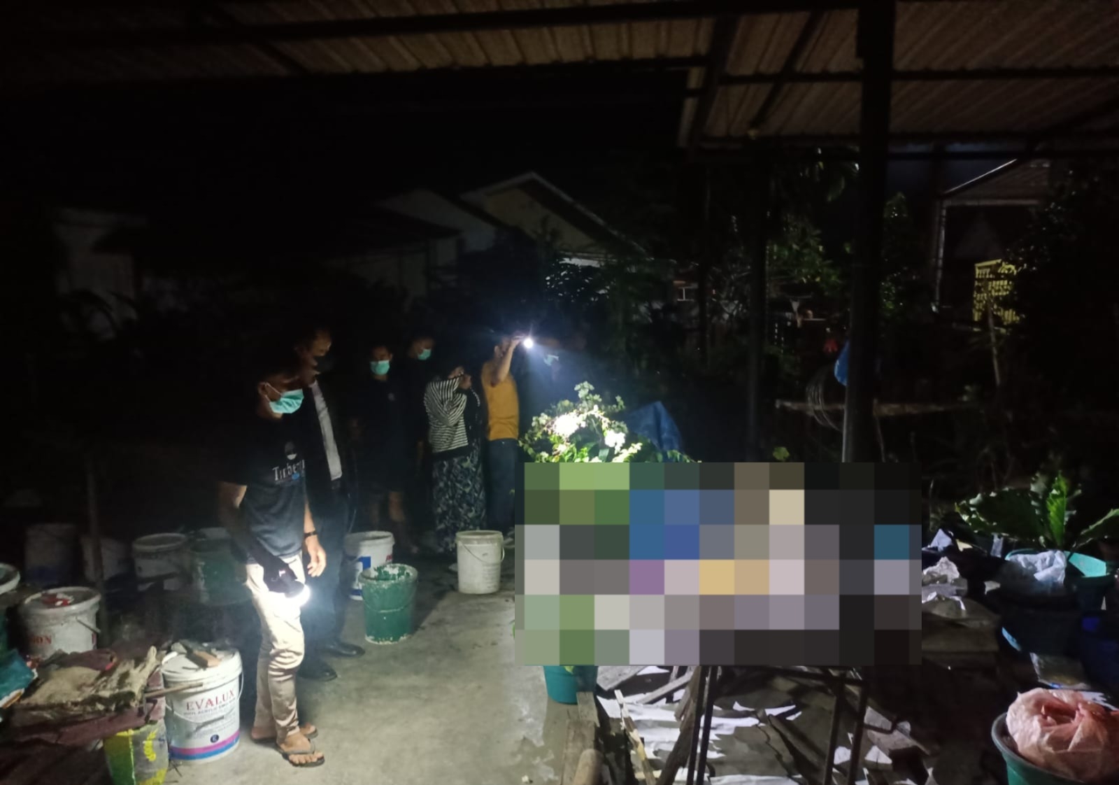 Jasat R. Purba ditemukan di halaman rumahnya.(Foto/Hegi)