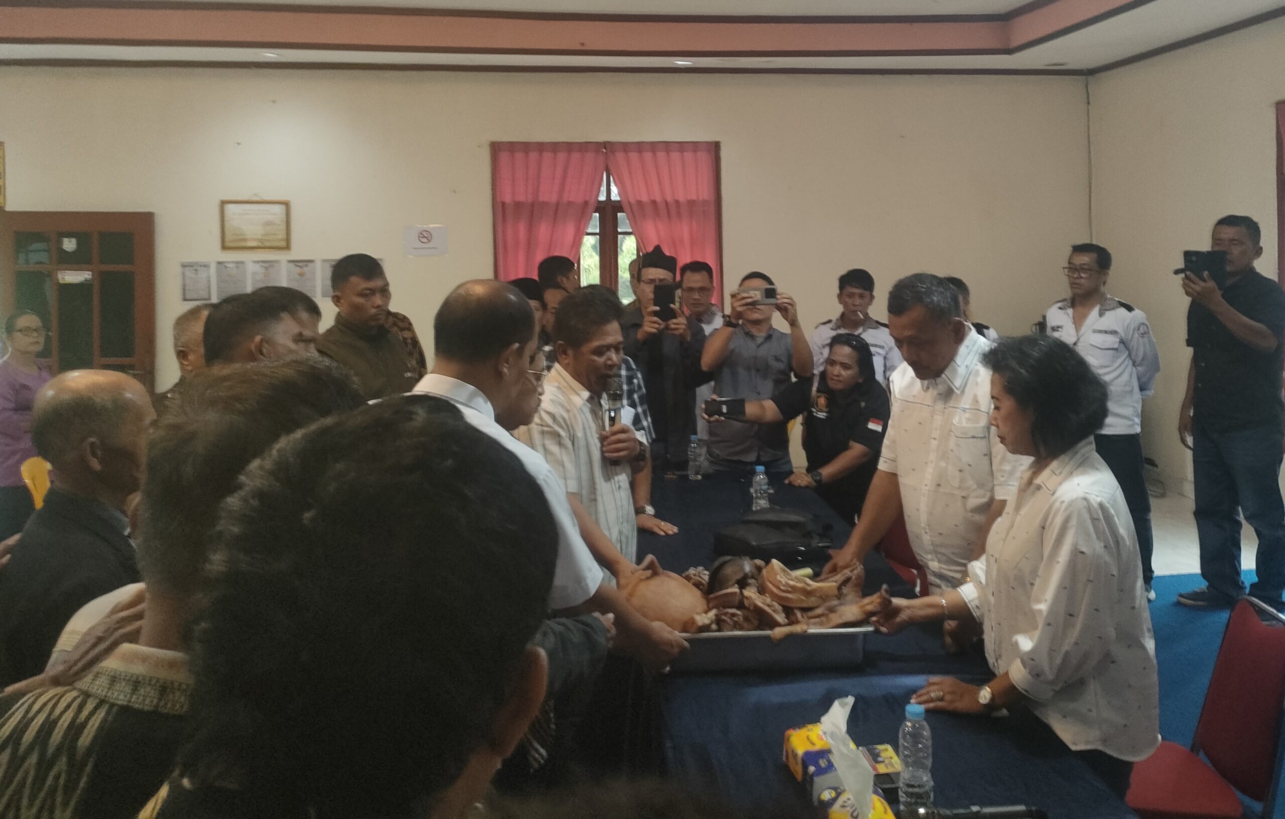Penyerahan indahan Borhat - borhat kepada Vickner Sinaga.(Foto/Iwan)