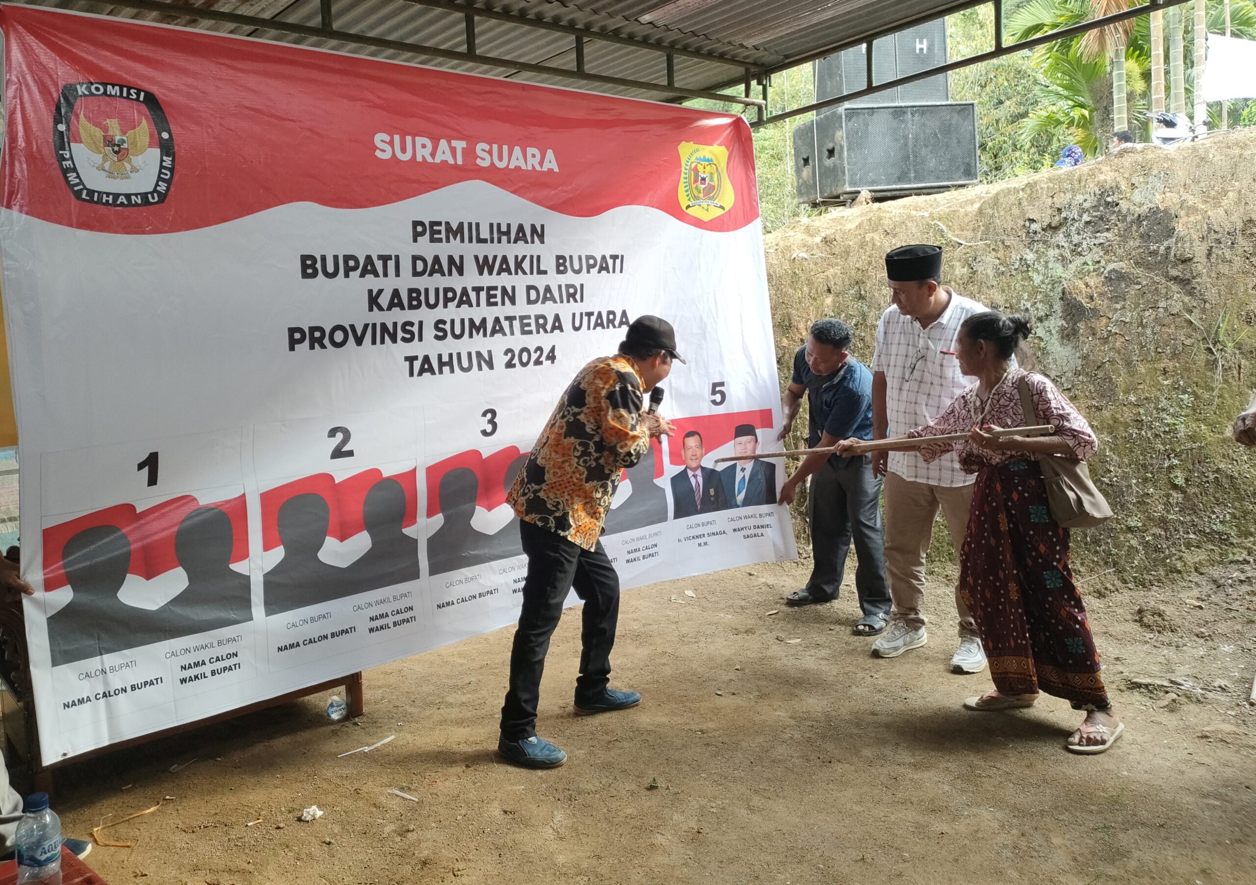 Simulasi pencoblosan Calon Bupati dan Calon Wakil Bupati Dairi nomor urut lima Vickner - Wahyu di Desa Lae Rambong.(Foto/Iwan)