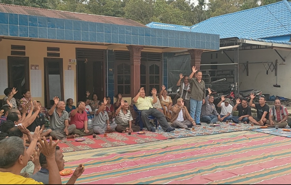 Pertemuan Vickner Sinaga dengan Toga Sinaga dan Masyarakat Desa Lau Mil Tigalingga.(Foto/Iwan)