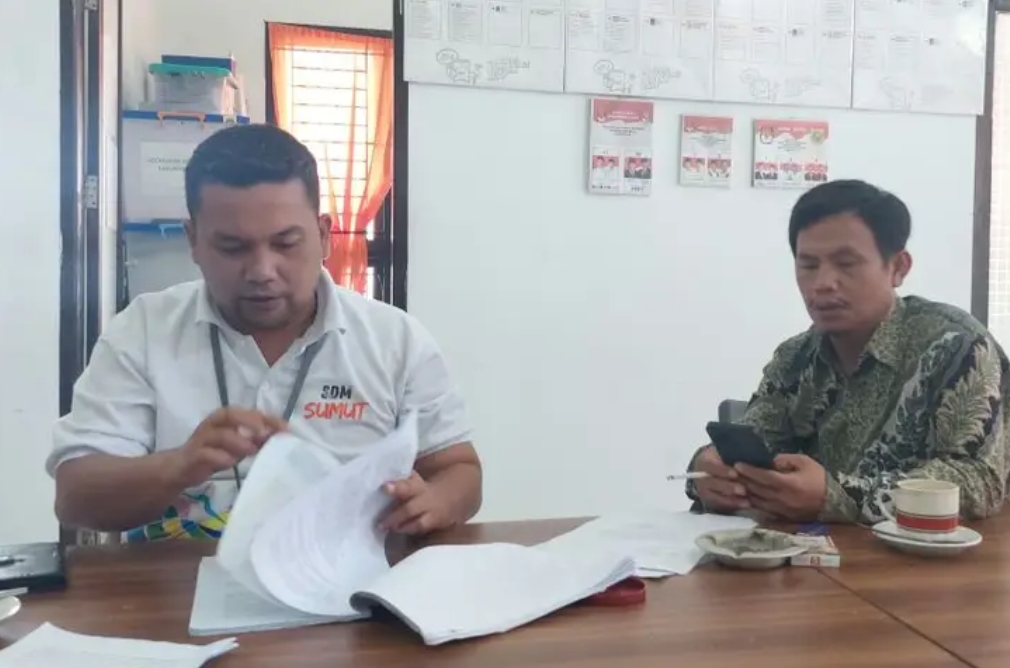 Kordinator Divisi SDM dan Parmas KPU Dairi, Ridwan Hendra Agustinus Samosir (kiri) bersma Kordinator Divisi Teknis, Asih Firmansyah Solin.(Ist)