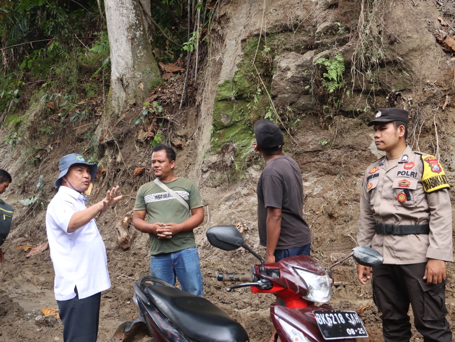 Penjabat (Pj) Bupati Dairi Surung Charles Lamhot Bantjin mengunjungi Desa Sukadame, Kecamatan Tanah Pinem, yang sempat terisolir akibat bencana tanah longsor pada Rabu (16/10/2024). (foto/ist)