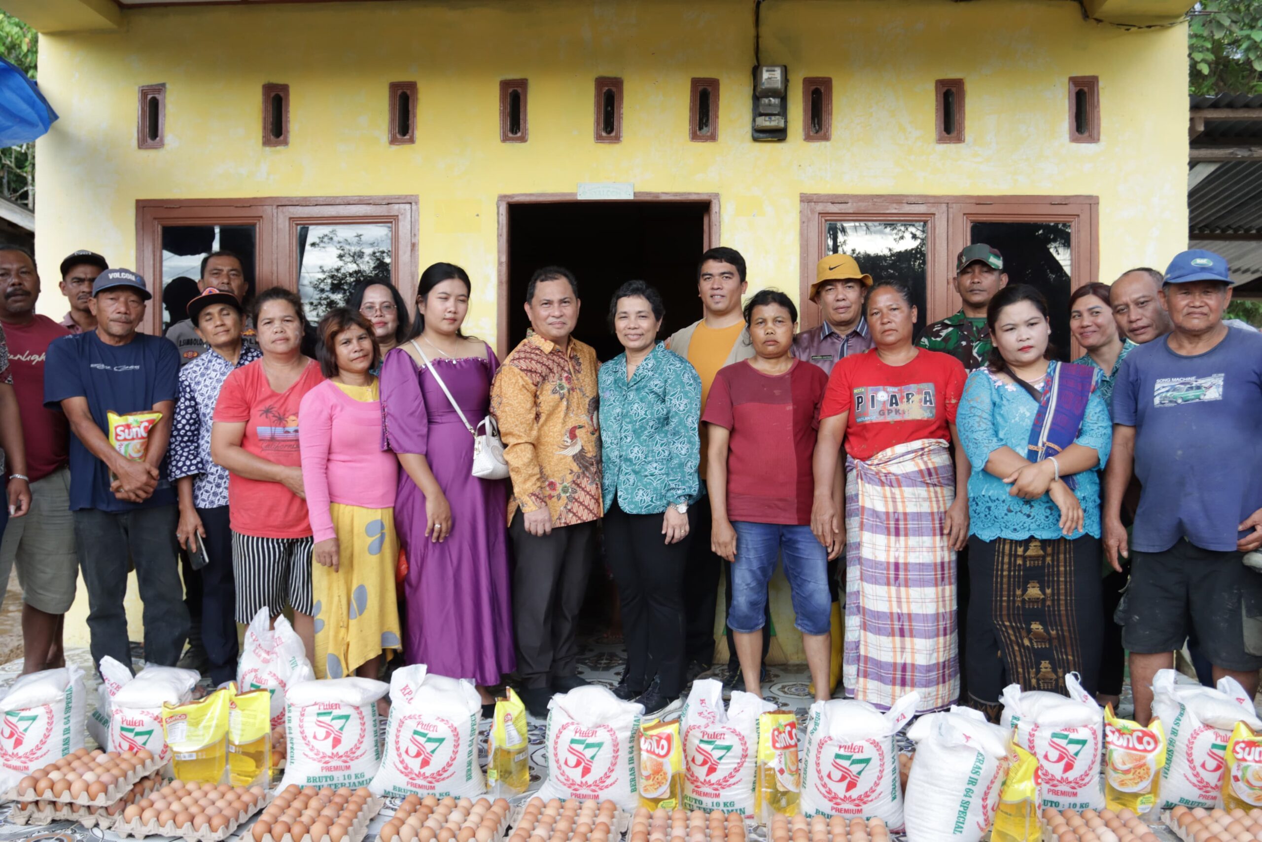 Penjabat (Pj) Bupati Dairi Surung Charles Bantjin bersama dinas terkait dan pemerintah kecamatan dan desa, Jumat, (18/10/2024) mengunjungi lokasi yang terkena bencana di Dusun Tanjung Pamah, Desa Lau Tawar, Kecamatan Tanah Pinem, Kabupaten Dairi. (foto/ist)