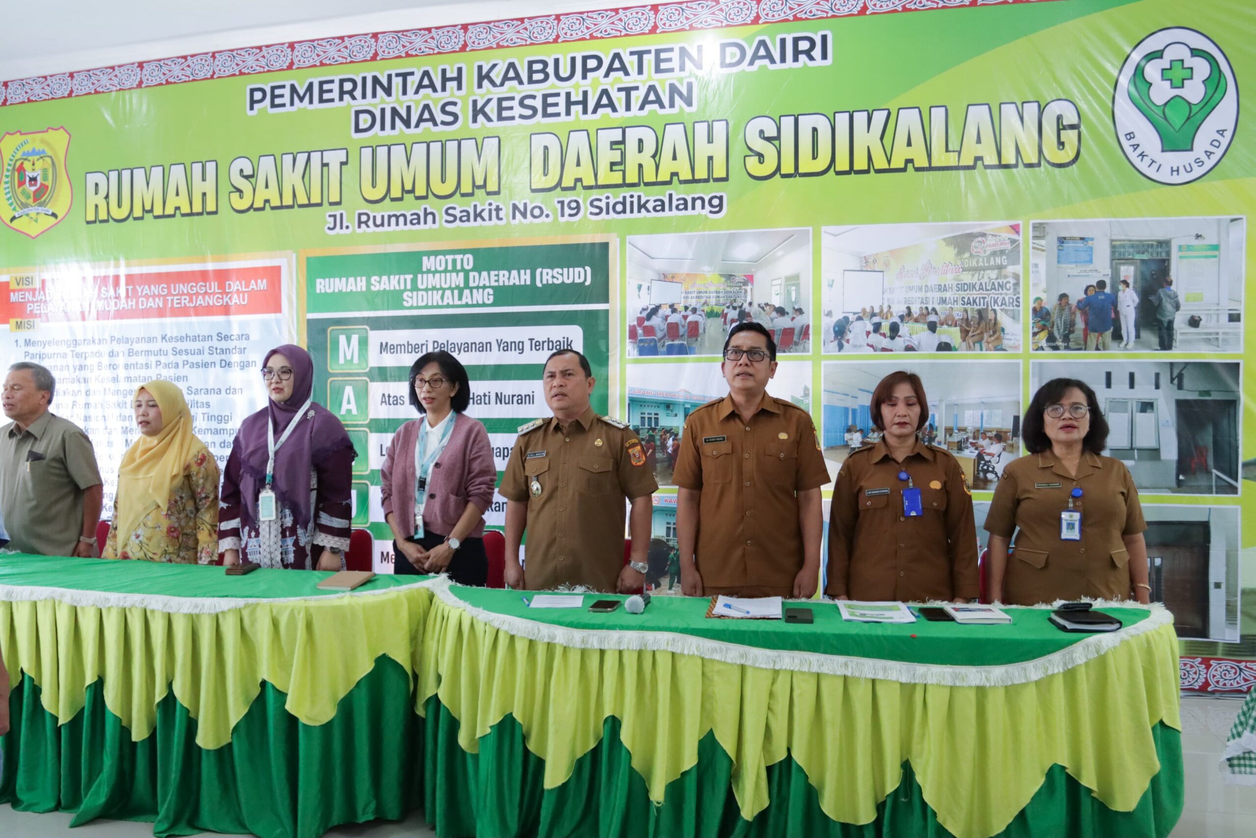 Kegiatan mentoring rumah sakit dan puskesmas dalam rangka upaya penurunan angka kematian ibu dan bayi baru lahir di Kabupaten Dairi yang dibuka langsung oleh Penjabat (Pj) Bupati Dairi Surung Charles Bantjin didampingi Kepala Dinas Kesehatan Kabupaten Dairi Henry Manik, Dirut RSUD dr. Mey Sitanggang, yang dilaksanakan di Aula RSUD Kabupaten Dairi Senin (21/10/2024) (foto/ist)