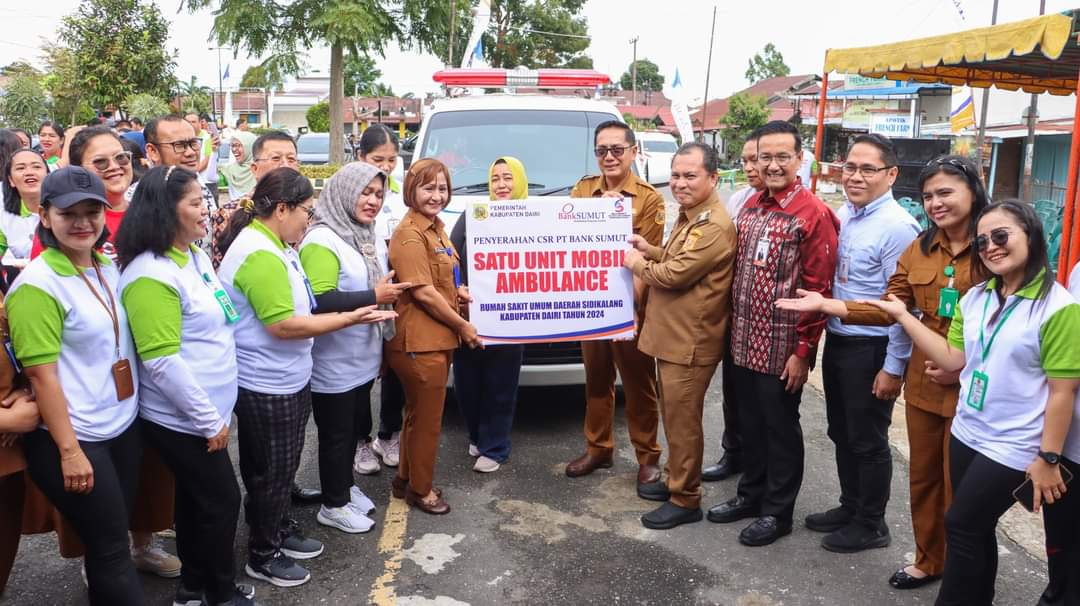 Serah terima 1 unit mobil ambulance CSR PT Bank Sumut ke RSUD Sidikalang.(Ist)