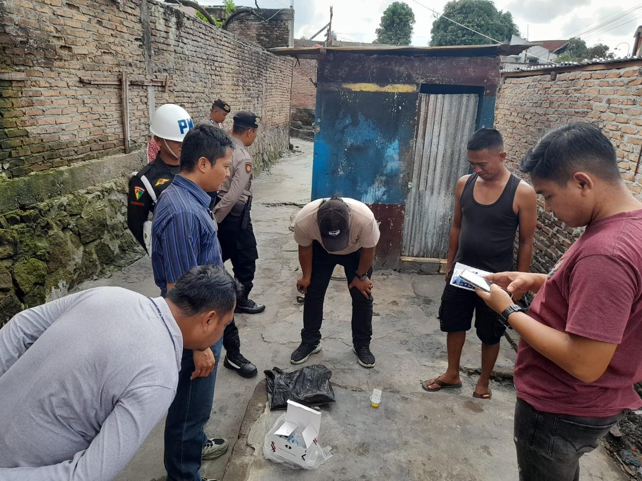 Polisi mengetes urine warga di kampung bangsal kota Siantar.(Foto/Hegi)