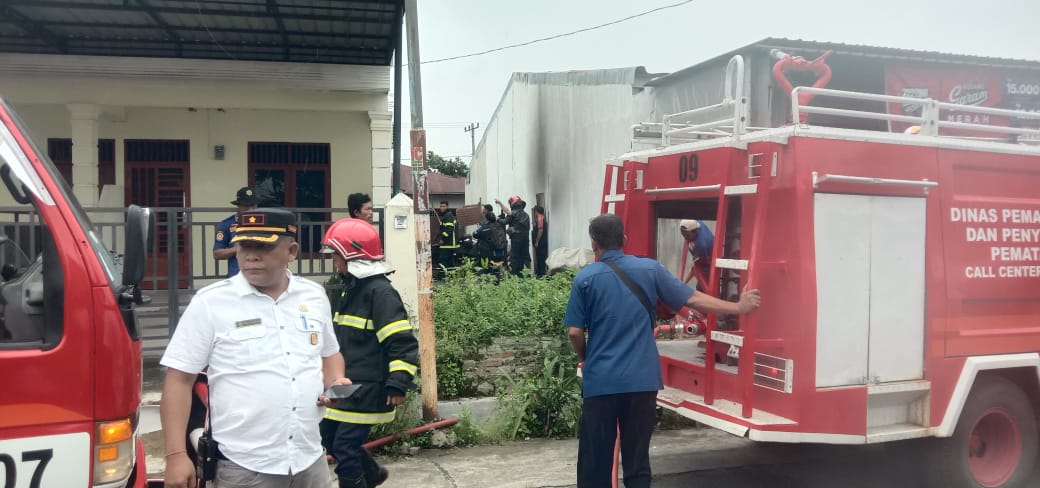 Damkar melakukan penyiraman pemadaman api.(Foto/Hegi)