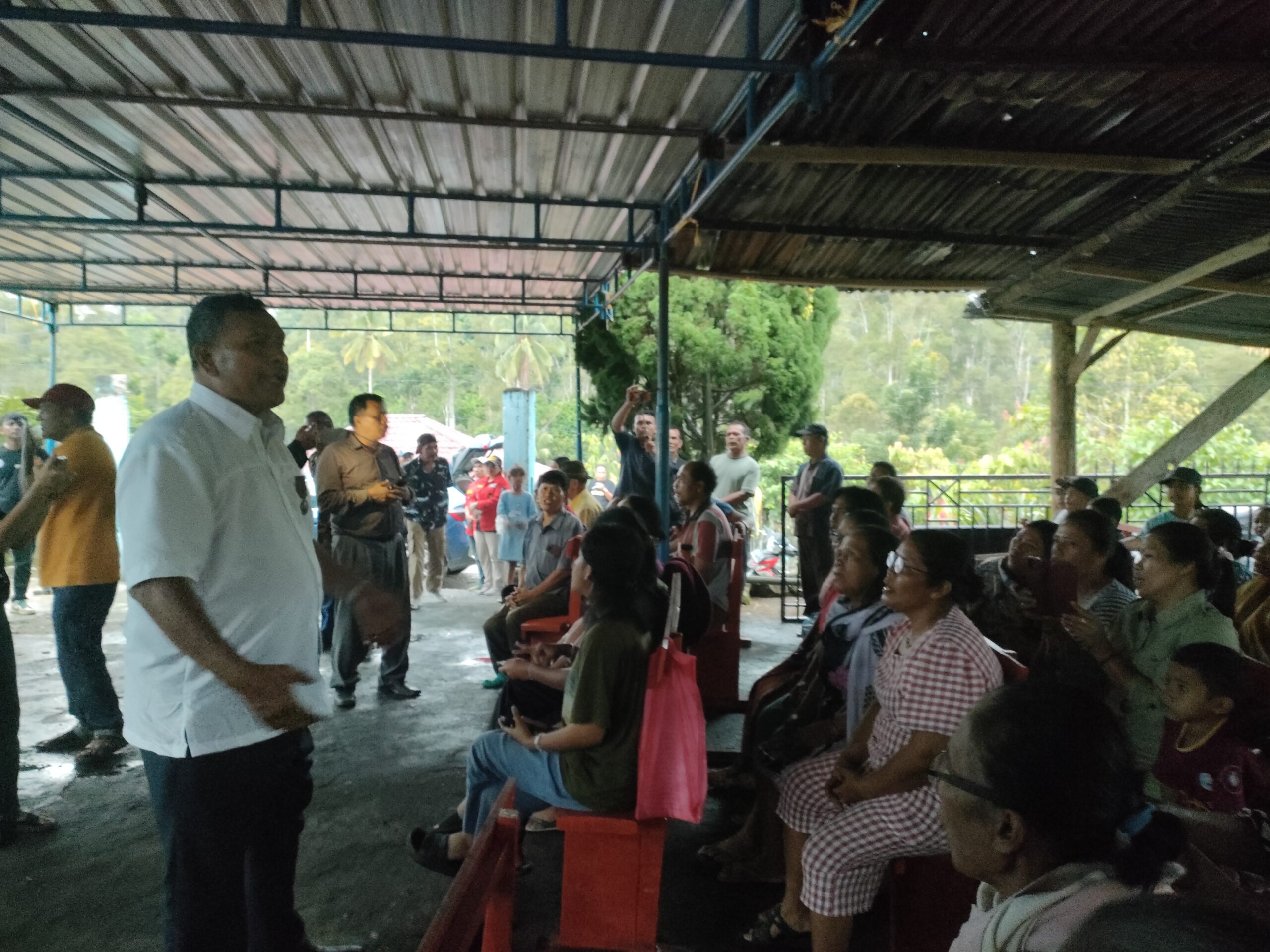 Vickner Sinaga Kunjungi Gereja Pentakosta di Desa Lau Mil.(Foto/Iwan)