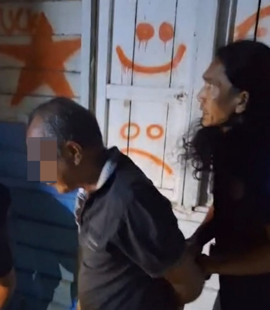 Iwan Bagong alias R saat dibekuk polisi dari sebuah rumah di Desa Signi, Aceh.(Ist)