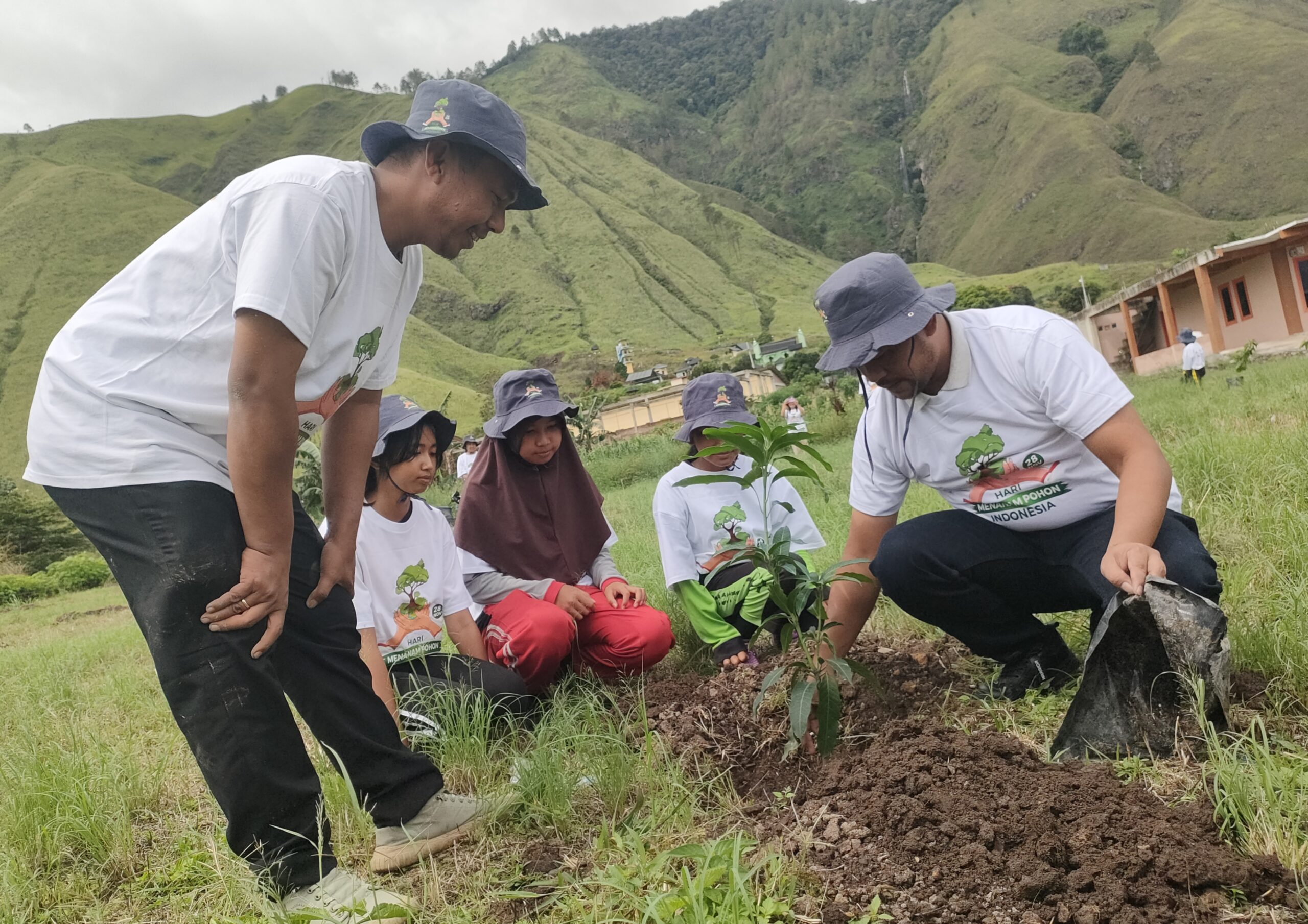 Penanaman pohon di Desa Silalahi Tiga.(Foto/Iwan)