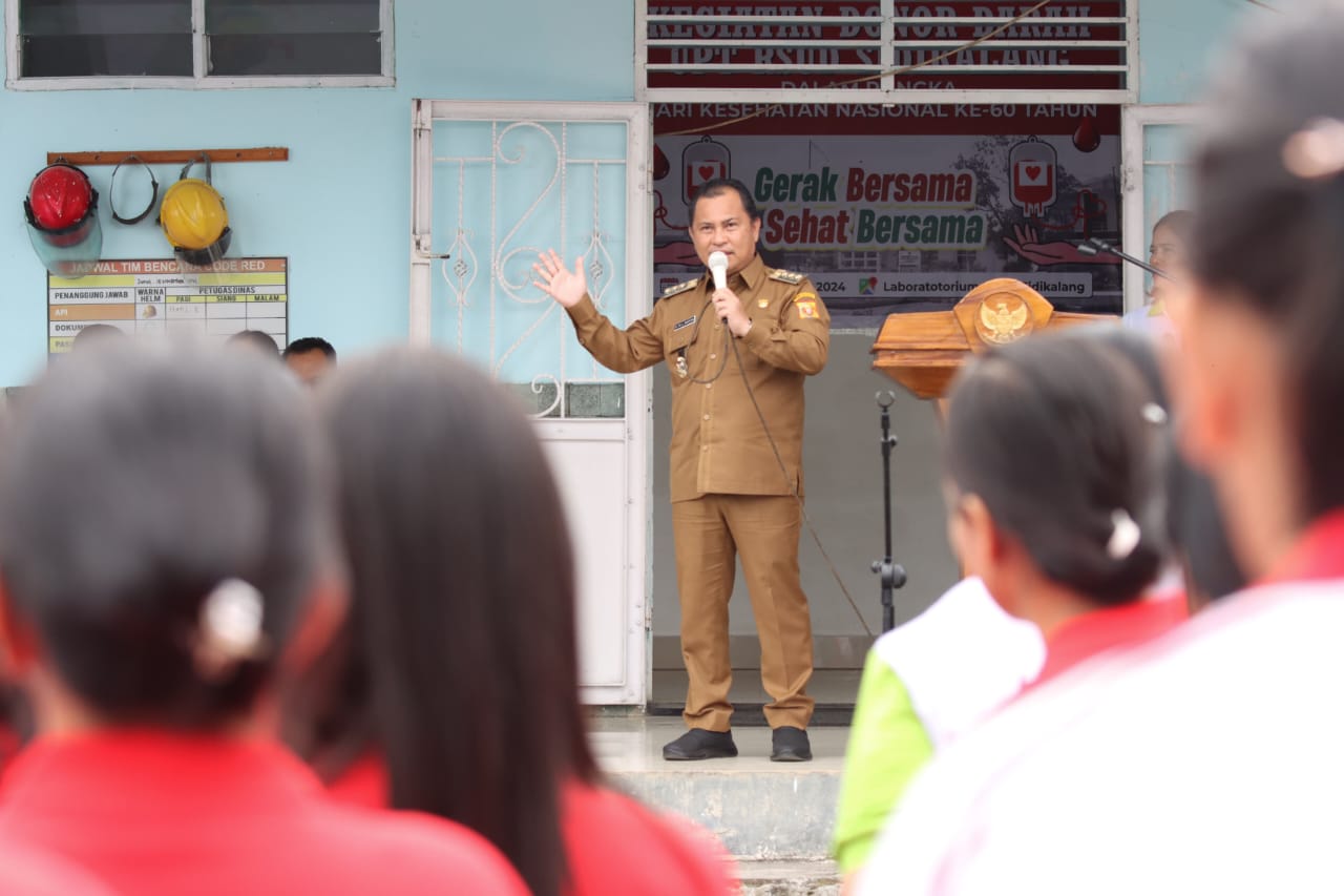 Penjabat Bupati Dairi Surung Charles Bantjin menghadiri peringatan Hari Kesehatan Nasional (HKN), yang ke-60 yang di laksanakan di halaman kantor RSUD Kabupaten Dairi selasa (12/11/2024) (foto/ist)
