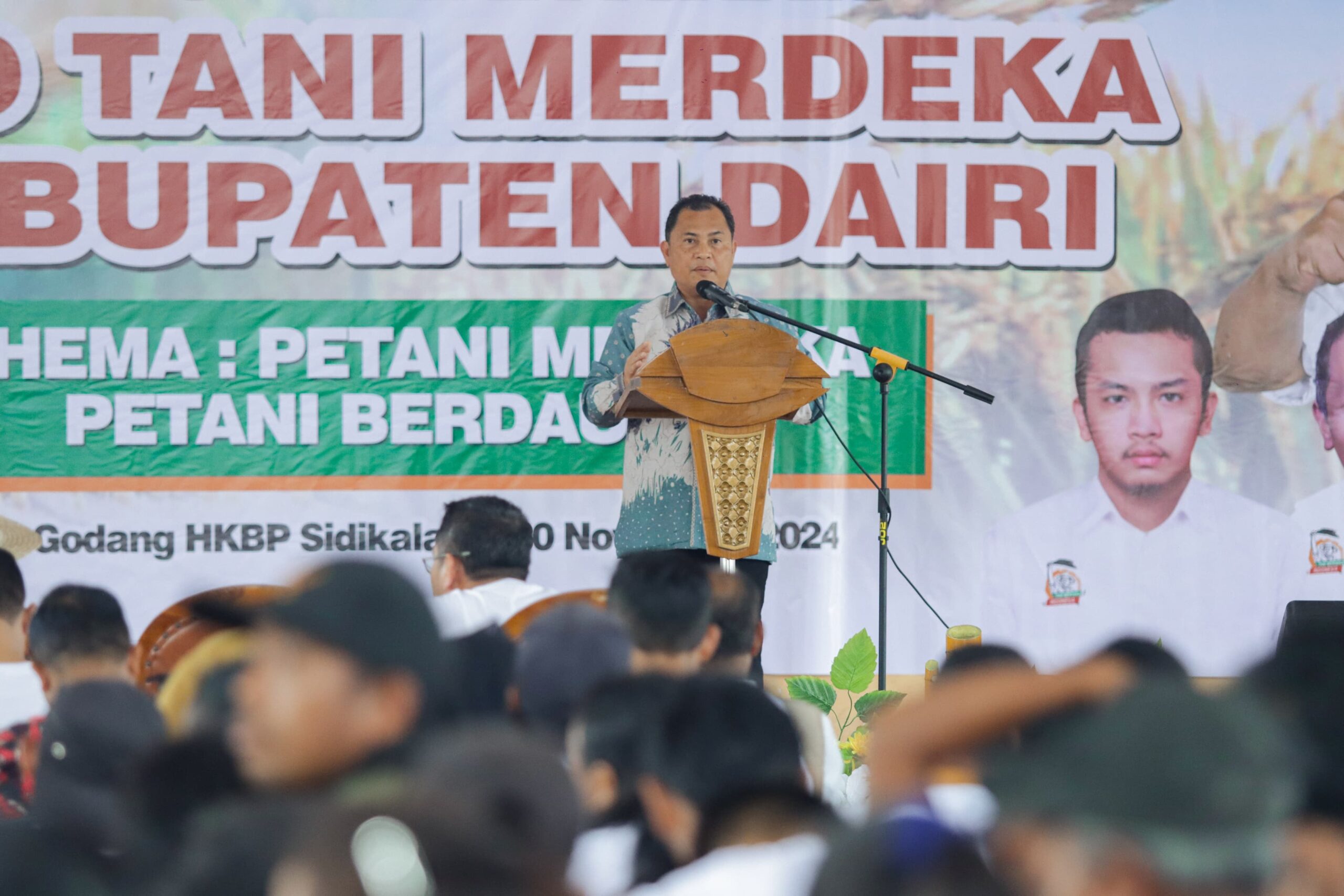 Penjabat (Pj) Bupati Dairi, Surung Charles Bantjin menghadiri pelantikan Dewan Pimpinan Daerah (DPD) Tani Merdeka Indonesia Kabupaten Dairi masa bhakti 2024-2029 di Sopo Godang, Sidikalang, Sabtu (30/11/2024). (foto/ist)
