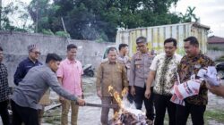 Pj Bupati Dairi, Charles Bantjin (tengah) Bersama Forkopimda Saksikan Pemusnahan 530 Surat Suara Rusak di Gudang Logistik KPU Dairi, Selasa (26/11/2024). (foto/ist)
