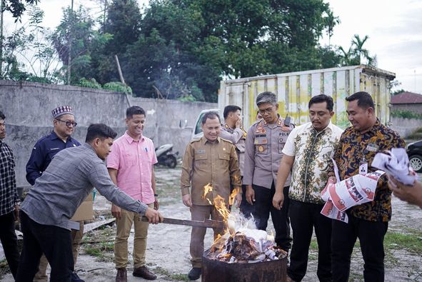 Pj Bupati Dairi, Charles Bantjin (tengah) Bersama Forkopimda Saksikan Pemusnahan 530 Surat Suara Rusak di Gudang Logistik KPU Dairi, Selasa (26/11/2024). (foto/ist)