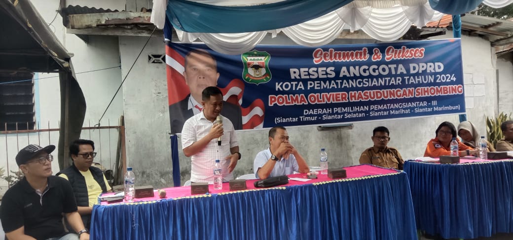 Ilhamsyah Sinaga anggota DPRD Siantar dan juga Ketua DPC partai Demokrat Siantar saat memberi sambutan dalam reses.(Foto/Hegi)