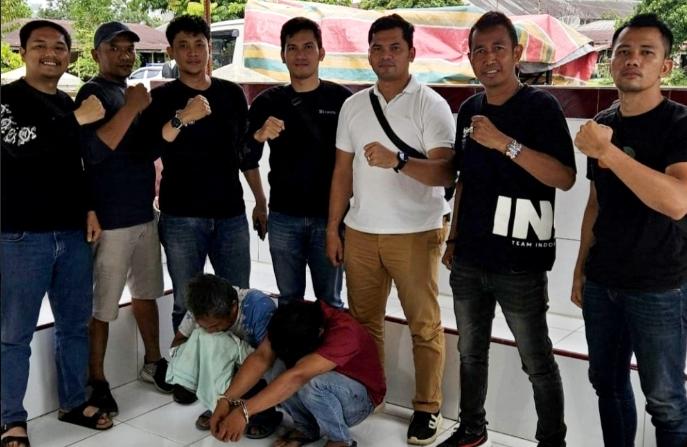Personil Sat Narkoba Polres Simalungun saat mengamankan kedua tersangka.(Foto/Hegi)