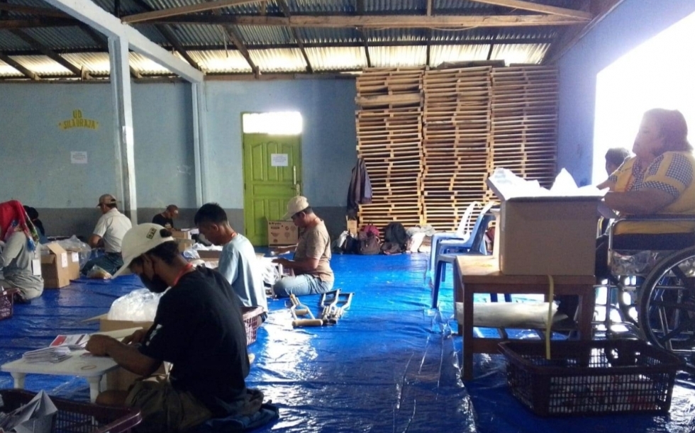 Penyandang disabilitas dilibatkan pelipatan surat suara.(Ist)