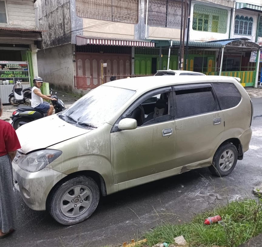 Mobil Avanza bernopol BM 1197 ZN terbakar, diperlintasan Jalan Wahidin, Kelurahan Melayu, Kecamatan Siantar Utara.(Foto/ist)