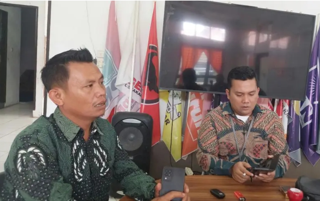 Kordiv Teknis Penyelenggaran Pemilu KPU Dairi, Asih Firmansyah Solin (kiri) bersama Kordiv SDM dan Parmas, Ridwan Hendra Samosir.(Ist)