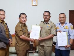 Pejabat Lama Purna Tugas, Pj Bupati Dairi Serahkan SK Plt Kepala Dinas Pendidikan dan Kepala Diinas Perhubungan