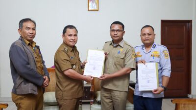 Penyerahan Surat Keputusan (SK) untuk penjabat yang akan mengemban tugas sebagai Pelaksana tugas (Plt) kepala dinas di Pendopo Bupati, Senin, 2 Desember 2024. Penyerahan SK ini turut disaksikan Kepala BKPSDM, Junihardi Siregar.(foto/ist)
