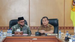 Pj Bupati Dairi Charles Bantjin (kanan) dan Dedi Iskandar Batubara berincang saat Kunker ke Dairi. (foto/ist)