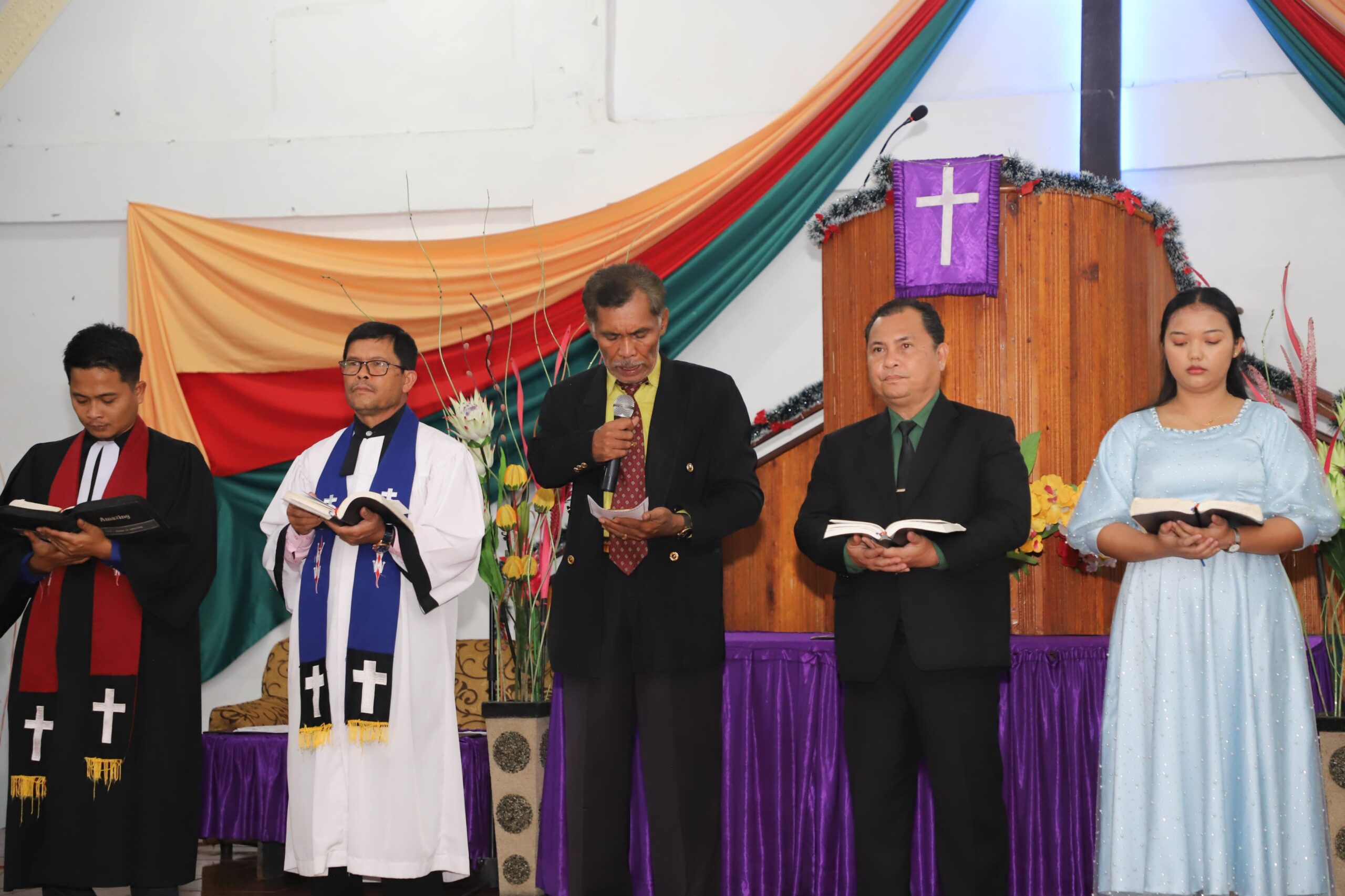 Pj Bupati Dairi, Charles Bantjin (keempat dari kiri) saat berliturgi ramaikan malam natal, Selasa (24/12/2024) malam di GKPPD Panjibako. (foto/ist)