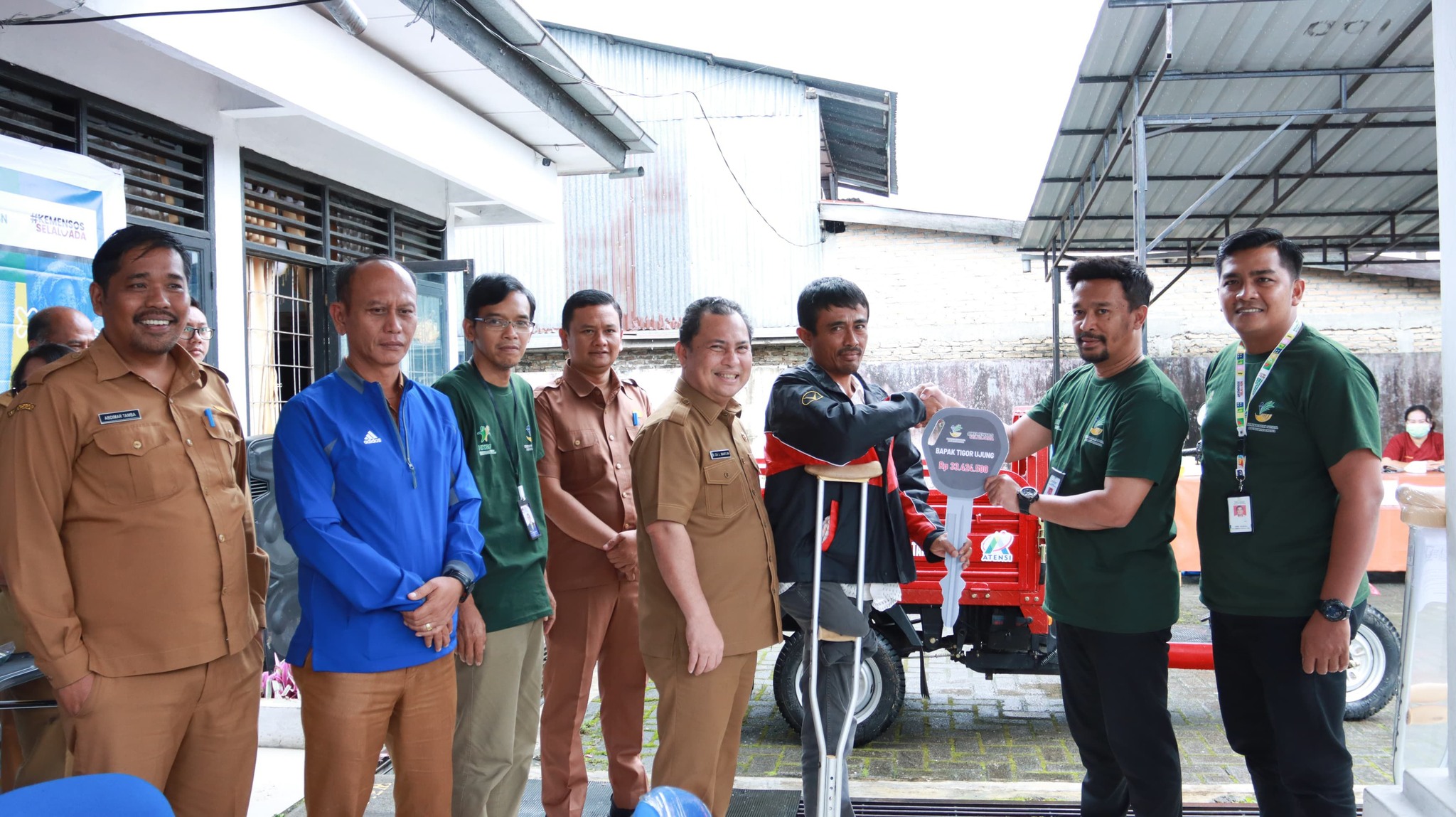 Penyerahan Motor Tiga Roda bagi Penyandang Disabilitas oleh Pj Bupati Dairi, Charles Bantjin. (foto/ist)