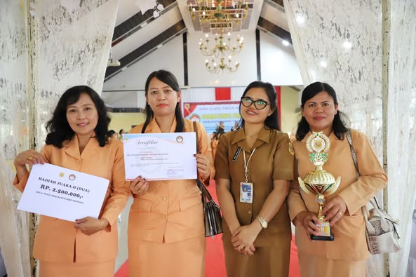 Foto bersama usai penerimaan penghargan pada HUT DWP ke 25. (foto/ist)