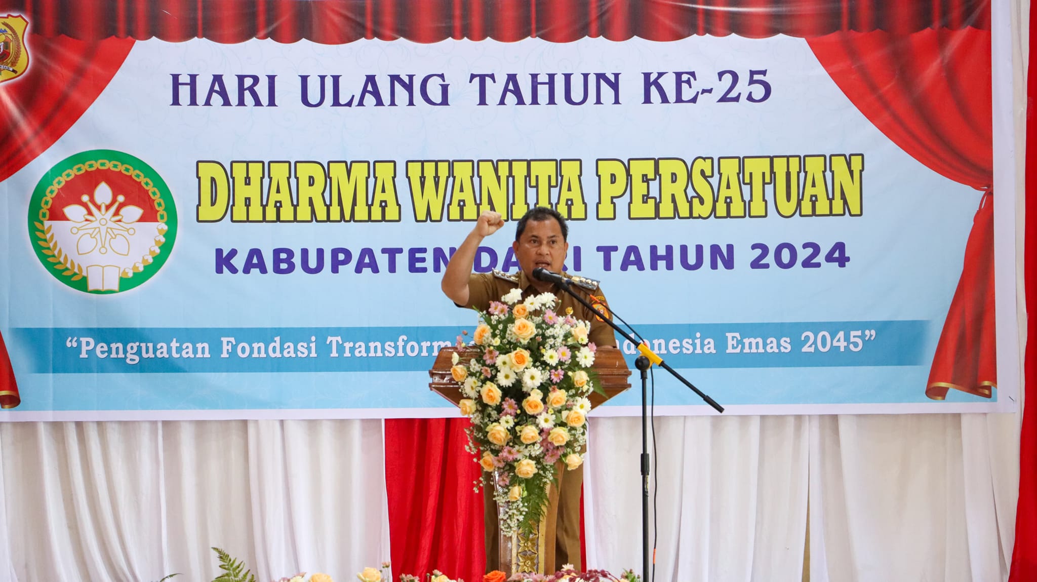 Pj Bupati Dairi, Charles Bantjin saat memberi sambutan di HUT DWP ke 25, Dairi. (foto/ist)