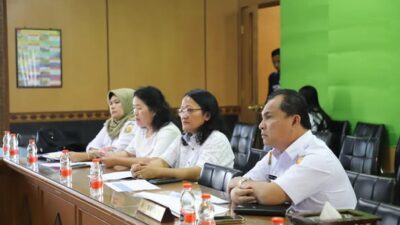 Pj Bupati Dairi, Charles Bantjin saat ikuti zoom meeting bahas GENTING. (foto/ist)