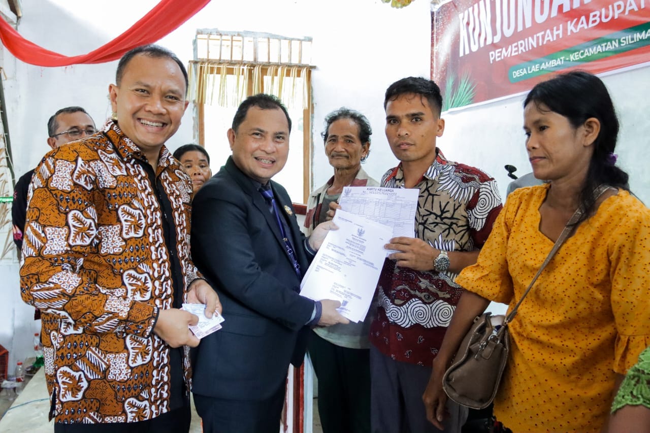 Penyerahan Adminduk oleh Pj Bupati Dairi,Charles Bantjin kepada warga Desa Lae Ambat. (foto/ist)