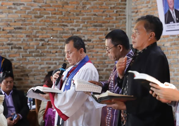 Foto Pj Bupati Dairi, Charles Bantjin (jubah putih) saat kunjungan kasih Natal di Liang Jering, Tanah Pinem. (foto/ist)