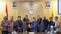 Foto bersama saat kunjungan kerja Ombusman.(foto/ist)